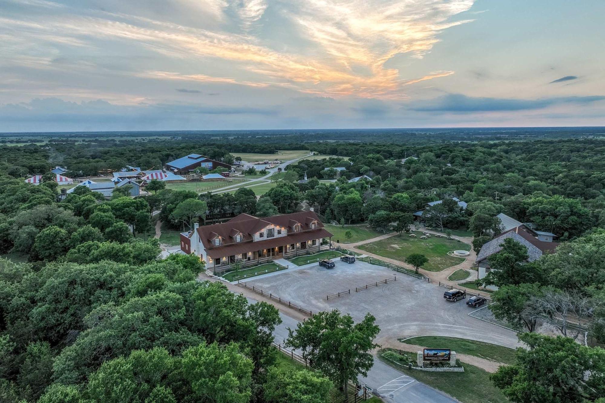 Container Home With Rooftop Views And Pickleball-Pecan Grove Bellmead Exterior foto